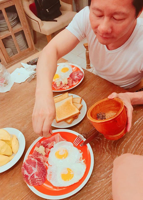 Phan Như Thảo chia sẻ sau khi sinh con, cô thích ăn ở nhà nên ông xã của mỹ nhân Việt này không ngần ngại phục vụ vợ con.