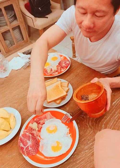 Phan Như Thảo chia sẻ sau khi sinh con, cô thích ăn ở nhà nên ông xã của mỹ nhân Việt này không ngần ngại phục vụ vợ con.