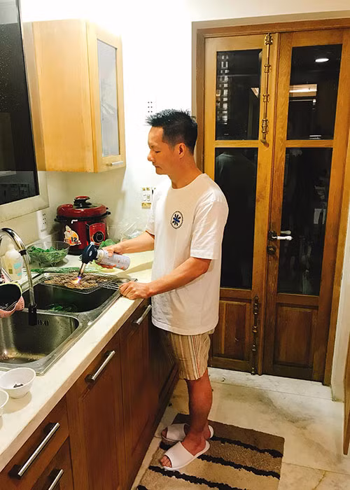 Đại gia Đức An có sở trường nấu những món Âu dân dã, đôi khi lại tận dụng những nguyên liệu có sẵn trong tủ lạnh.