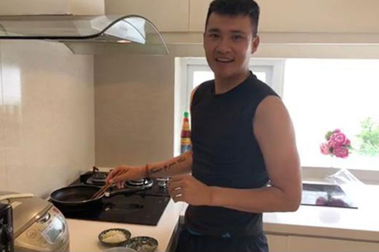 Công Vinh cũng là ông chồng vừa giàu vừa đảm. Anh sẵn sàng nấu ăn cho Thủy Tiên và con gái.