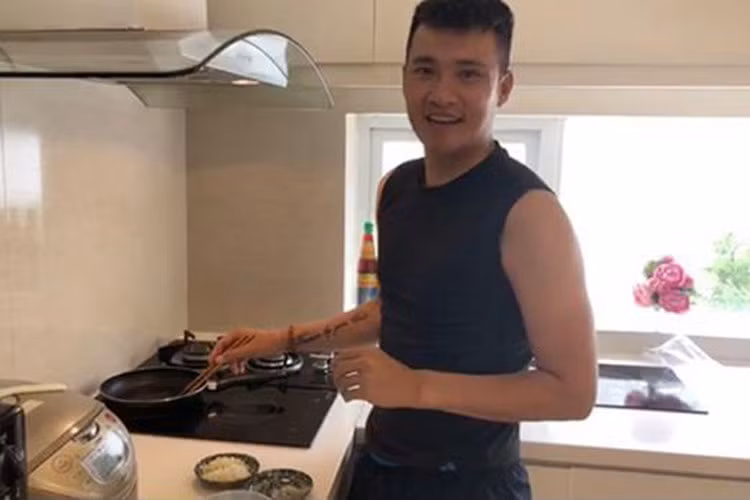 Công Vinh cũng là ông chồng vừa giàu vừa đảm. Anh sẵn sàng nấu ăn cho Thủy Tiên và con gái.