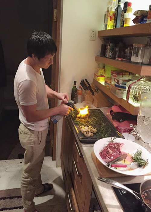 Phan Như Thảo thừa nhận cô chỉ vào bếp nấu mì gói còn ông xã của cô biết nấu rất nhiều món ngon.