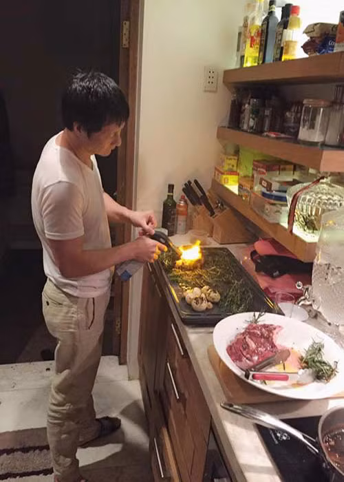 Phan Như Thảo thừa nhận cô chỉ vào bếp nấu mì gói còn ông xã của cô biết nấu rất nhiều món ngon.