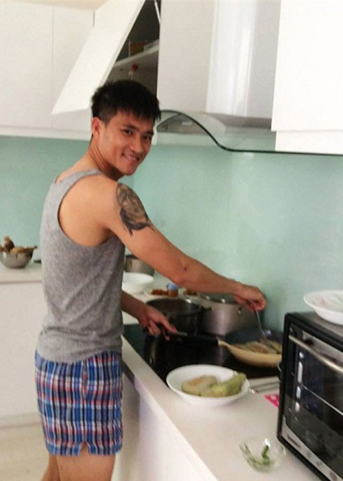 Ông xã của Thủy Tiên không giỏi nấu ăn nhưng vẫn vào bếp để giúp vợ.