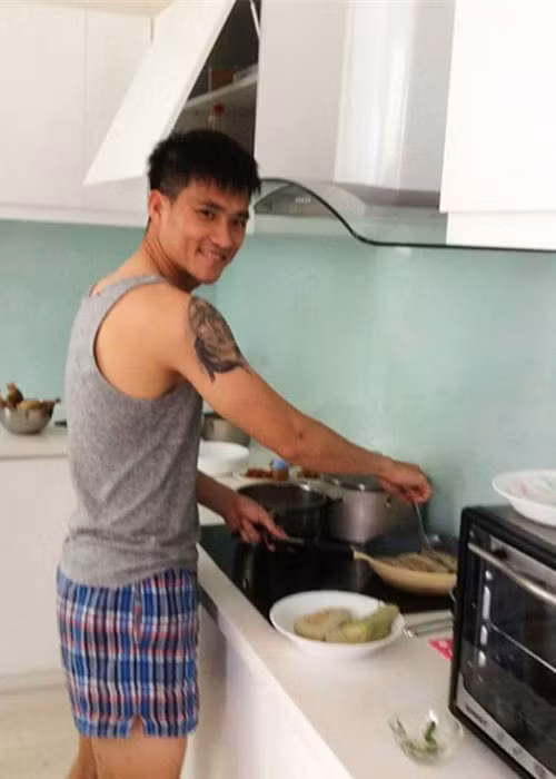 Ông xã của Thủy Tiên không giỏi nấu ăn nhưng vẫn vào bếp để giúp vợ.