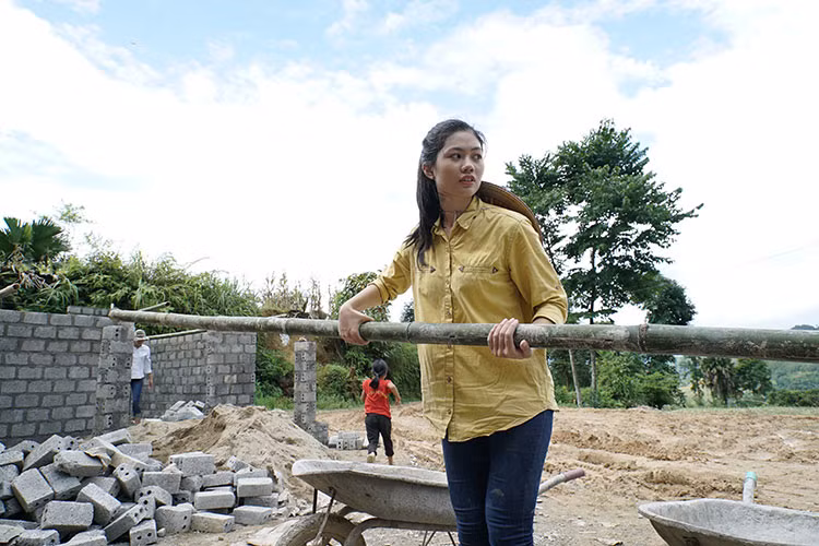 Ngay khi có mặt tại thôn Sà Phìn, các thí sinh hào hứng bắt tay vào dự án của mình.