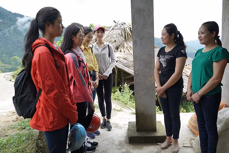 Thi sinh Hoa hau Viet Nam 2018 tu tay chuyen gach, tron xi mang