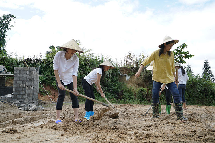 Hình ảnh các thí sinh của Hoa hậu Việt Nam 2018 xúc đất trong dự án nhân ái.