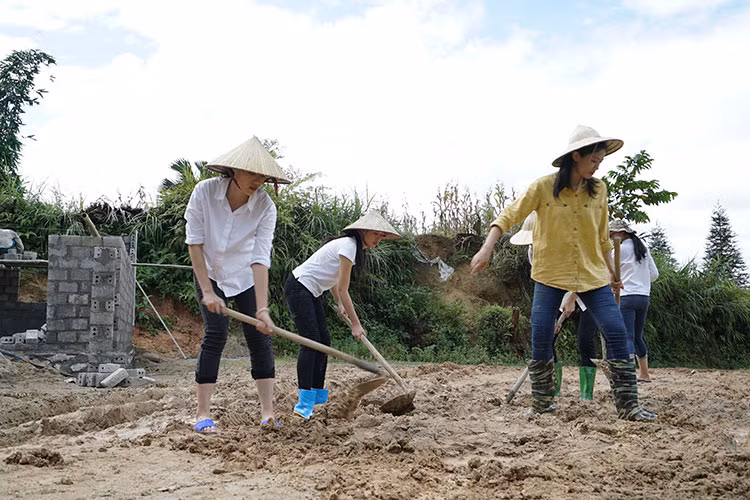 Hình ảnh các thí sinh của Hoa hậu Việt Nam 2018 xúc đất trong dự án nhân ái.