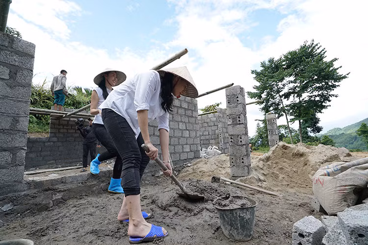 Những cô gái tưởng như yếu ớt lại có thể tự tay làm những công việc nặng nhọc như xúc đất, chuyền gạch, trộn xi măng, chuyển đồ.