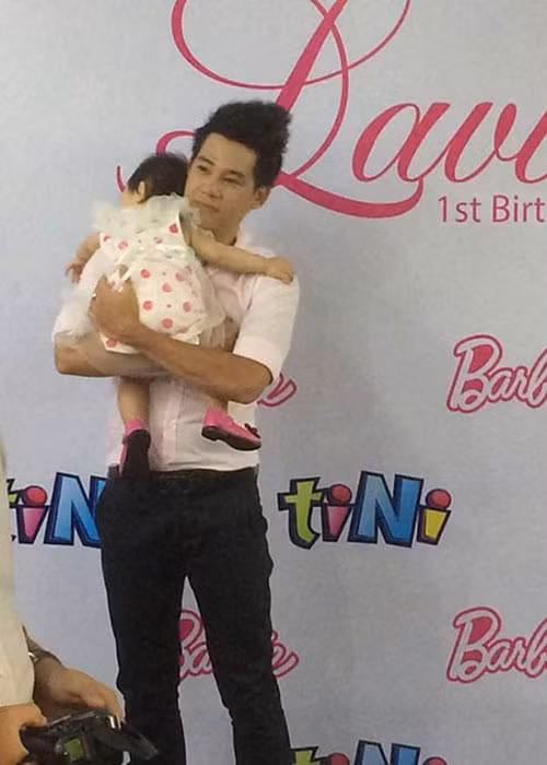 Tại tiệc sinh nhật, Phùng Ngọc Huy luôn bồng bế bé Lavie. Ảnh: Khampha