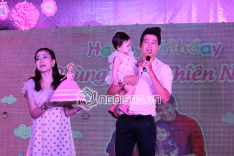 Hình ảnh Phùng Ngọc Huy bên con gái vào năm 2014 nhận được sự chú ý. Thời điểm đó, Mai Phương và Phùng Ngọc Huy đều giữ im lặng về thông tin có con chung. Ảnh: Ngoisao