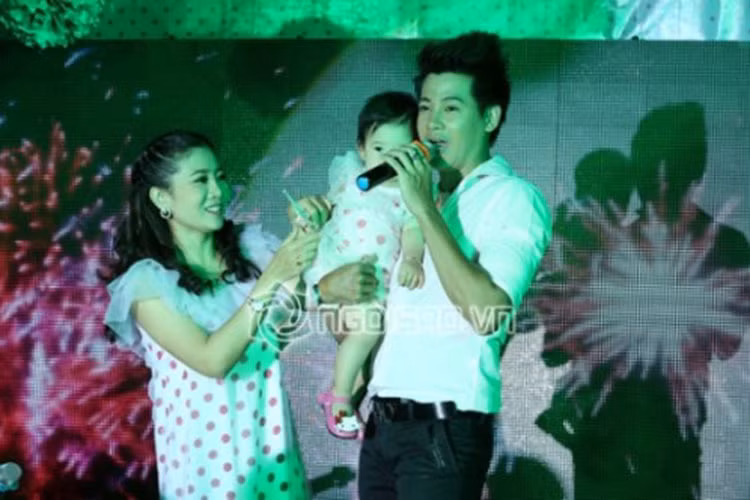 Trong bữa tiệc sinh nhật 1 tuổi của bé Lavie, Phùng Ngọc Huy đã hát tặng thiên thần nhỏ của mình. Ảnh: Ngoisao