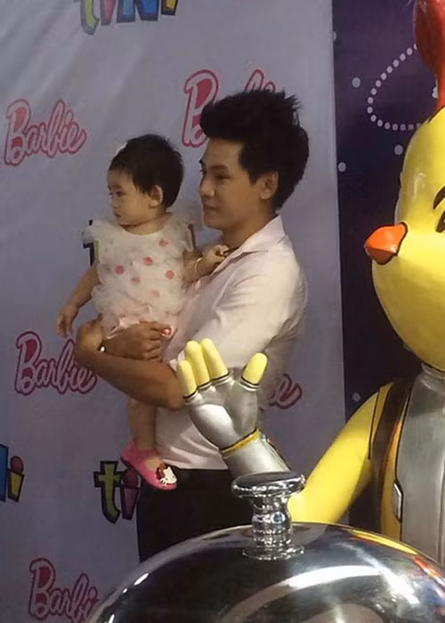 Tuy nhiên, một khách mời vẫn chụp và chia sẻ hình ảnh Phùng Ngọc Huy và bé Lavie trên mạng xã hội. Ảnh: Zing