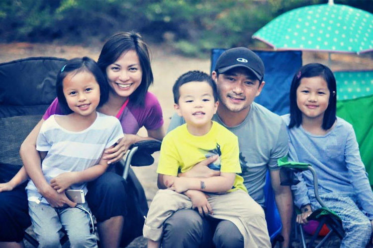 Hình ảnh bé Angelina và bé Valentina bên mẹ, bố dượng và em trai.