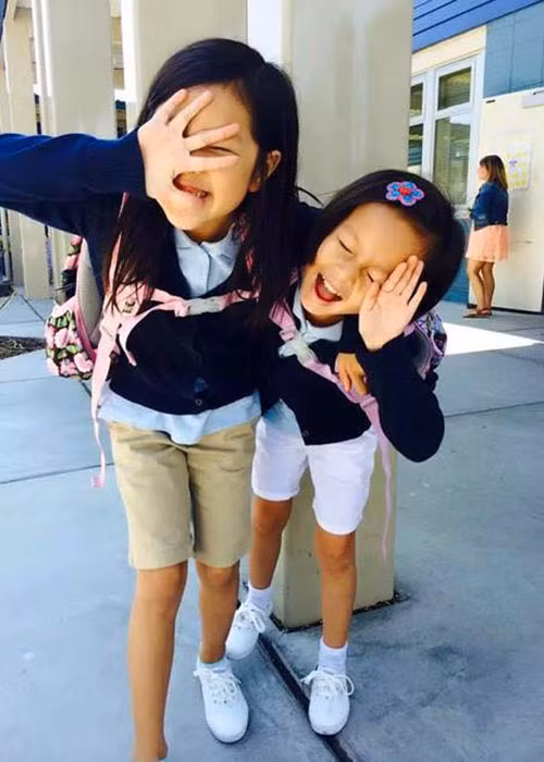 Khoảnh khắc đáng yêu hai con gái của Ngọc Thúy - đại gia Đức An khi đi học.
