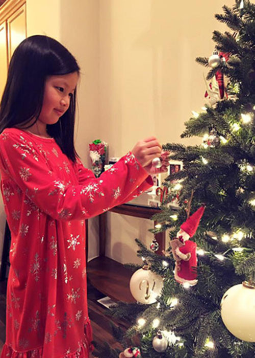 Đáp trả chồng cũ, Ngọc Thúy thường xuyên chia sẻ hình ảnh chăm sóc, quan tâm hai con gái.