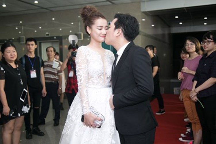 Không chỉ đóng chung phim "49 ngày", Trường Giang - Nhã Phương còn là cặp đôi thật ngoài đời. Ảnh: Vietnamnet