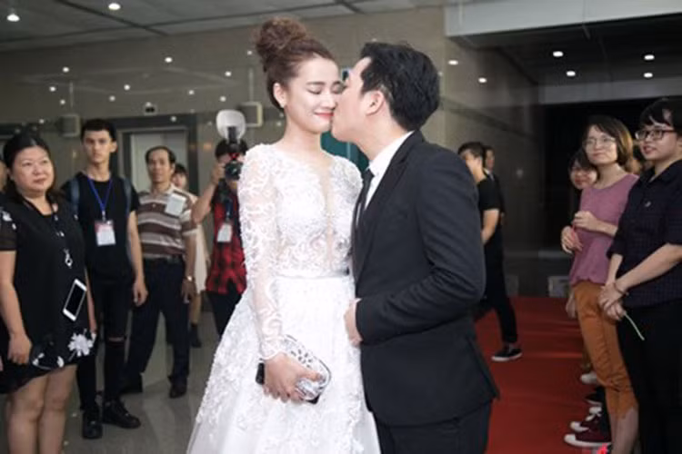 Không chỉ đóng chung phim "49 ngày", Trường Giang - Nhã Phương còn là cặp đôi thật ngoài đời. Ảnh: Vietnamnet