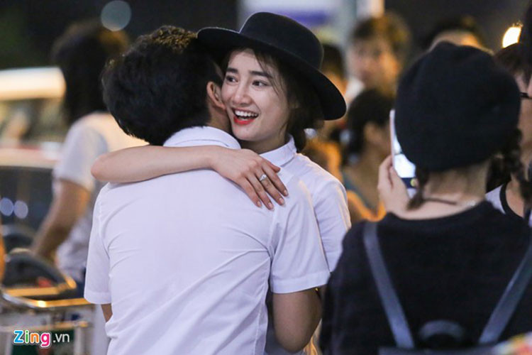 Hình ảnh Nhã Phương ôm chặt Trường Giang khi tạm biệt bạn trai để đi công tác. Ảnh: Zing