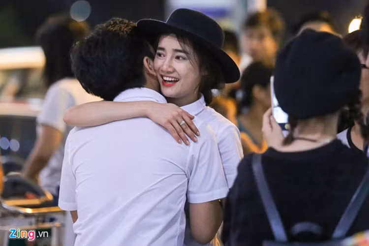 Hình ảnh Nhã Phương ôm chặt Trường Giang khi tạm biệt bạn trai để đi công tác. Ảnh: Zing
