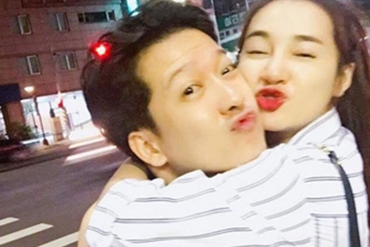 Không ít lần, Trường Giang và Nhã Phương bị bắt gặp có những cử chỉ thân mật. Ảnh: Danviet