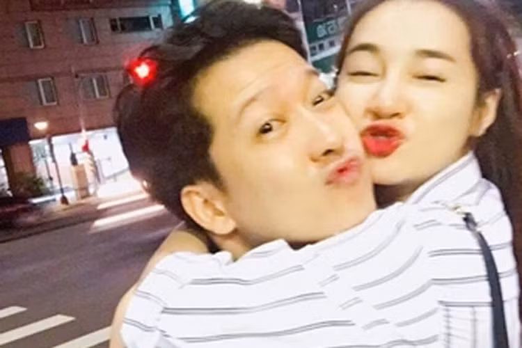 Không ít lần, Trường Giang và Nhã Phương bị bắt gặp có những cử chỉ thân mật. Ảnh: Danviet