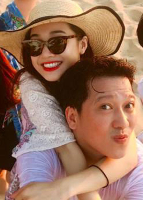 Sau scandal tình cảm với Quế Vân, Trường Giang tiếp tục bị Nam Em và Khánh My tố lăng nhăng. Những tưởng tình cảm của Nhã Phương dành cho Trường Giang không như xưa. Thế nhưng, Nhã Phương vẫn chọn ở bên Trường Giang. Ảnh: Lifestyle