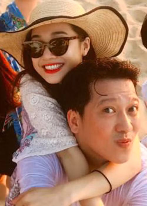 Sau scandal tình cảm với Quế Vân, Trường Giang tiếp tục bị Nam Em và Khánh My tố lăng nhăng. Những tưởng tình cảm của Nhã Phương dành cho Trường Giang không như xưa. Thế nhưng, Nhã Phương vẫn chọn ở bên Trường Giang. Ảnh: Lifestyle