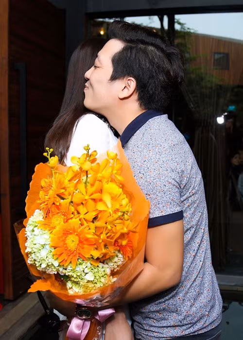 Thời gian đầu công khai chuyện tình cảm, Nhã Phương và Trường Giang không ngần ngại tình tứ trước công chúng. Ảnh: Baokinhdoanh