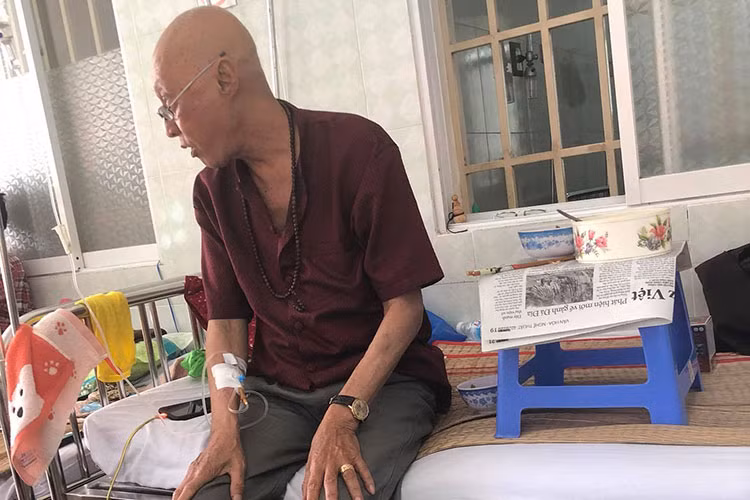 Sáng ngày 29/8, Yaya Trương Nhi vào thăm nghệ sĩ Lê Bình và chuyển 15 triệu đồng tiền bán áo từ những hoạt động thiện nguyện.