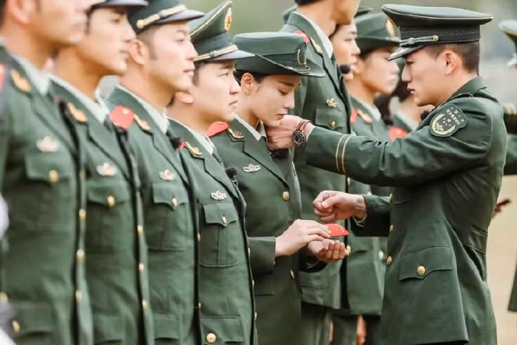 Trương Hinh Dư và Hà Tiệp trở thành một đôi sau chương trình. Ảnh: Weibo