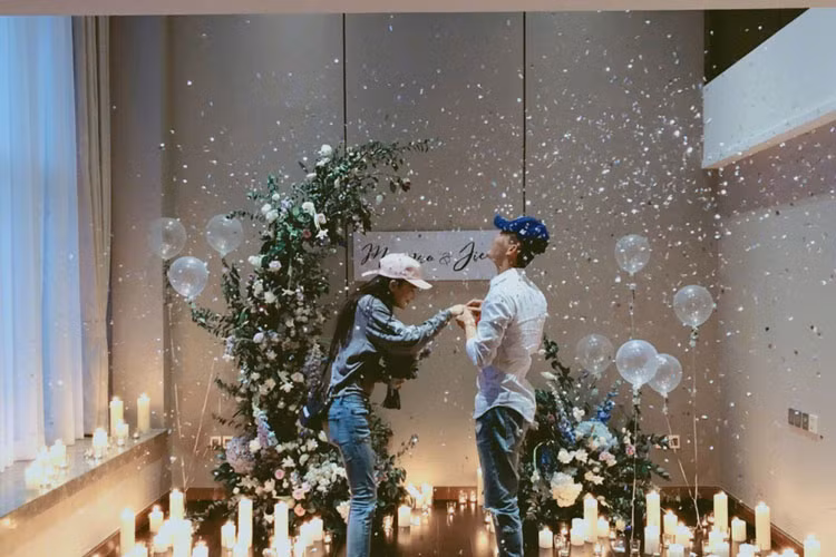 Hình ảnh Hà Tiệp cầu hôn Trương Hinh Dư sau một thời gian gắn bó. Ảnh: Sina