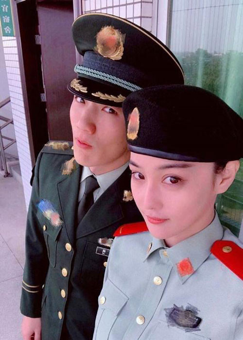 Trong show "Kỵ binh thần khuyển", Trương Hinh Dư thường xuyên bị Hà Tiệp nhắc nhở về chuyện đầu tóc, tính lề mề, tác phong chậm chạp. Ảnh: Weibo