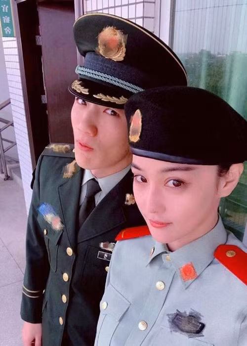 Trong show "Kỵ binh thần khuyển", Trương Hinh Dư thường xuyên bị Hà Tiệp nhắc nhở về chuyện đầu tóc, tính lề mề, tác phong chậm chạp. Ảnh: Weibo