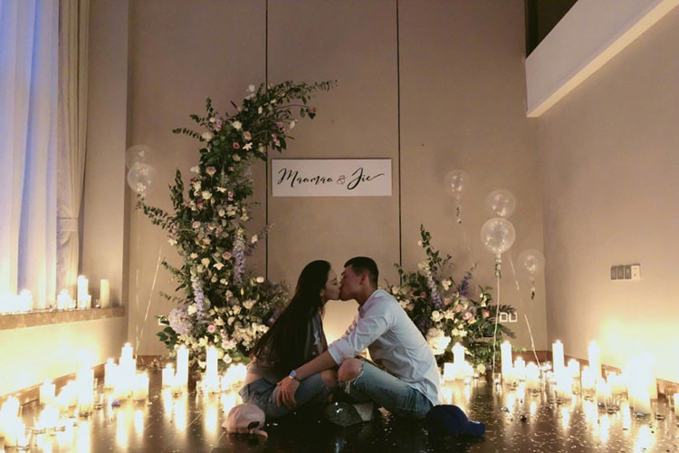 Đôi tình nhân trao nhau nụ hôn nồng nàn trong khung cảnh lãng mạn do Hà Tiệp chuẩn bị. Ảnh: Sina