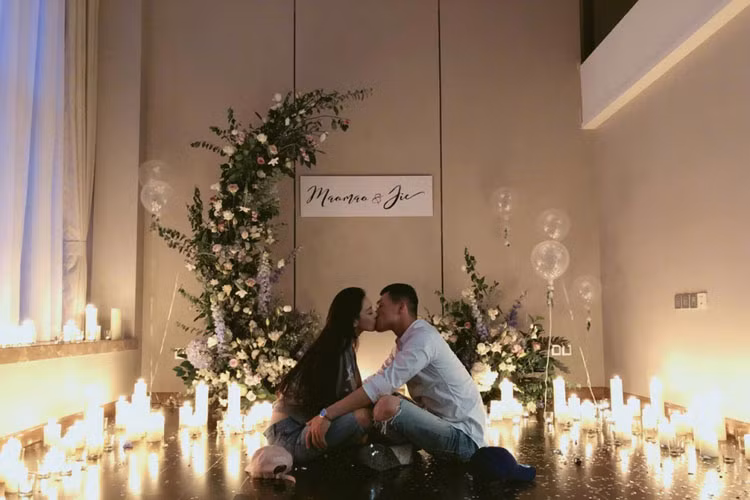 Đôi tình nhân trao nhau nụ hôn nồng nàn trong khung cảnh lãng mạn do Hà Tiệp chuẩn bị. Ảnh: Sina