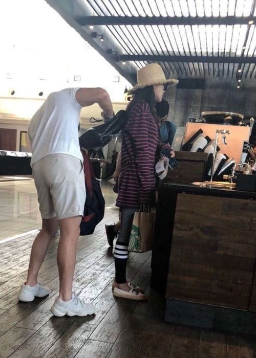 Hình ảnh Trương Hinh Dư bên Hà Tiệp khi đi du lịch. Ảnh: Weibo