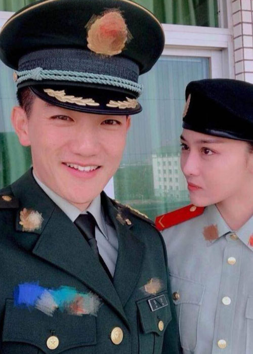 Hà Tiệp cũng chính là người giúp Trương Hinh Dư cắt đi mái tóc dài để cô có thể làm nhiệm vụ dễ dàng hơn. Ảnh: Weibo