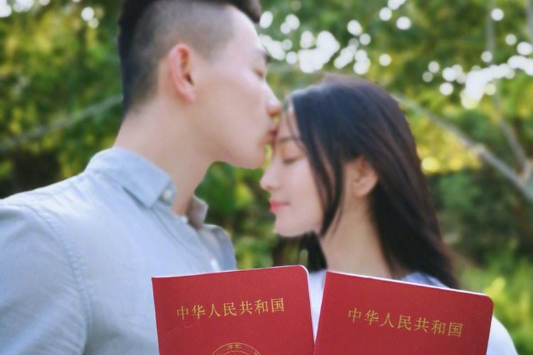 Cặp đôi chính thức hẹn hò vào tháng 3/2018. Ảnh: Sina