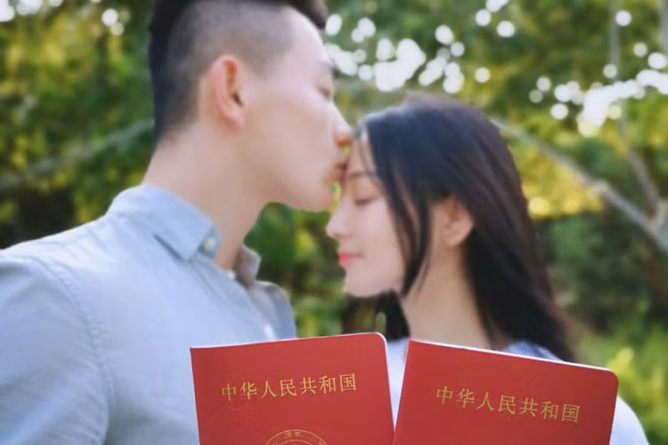 Cặp đôi chính thức hẹn hò vào tháng 3/2018. Ảnh: Sina