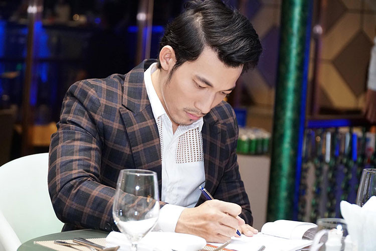 Bỉnh Phát luôn chuẩn bị chu toàn cho mỗi lần dẫn chương trình. Ảnh: FBNV