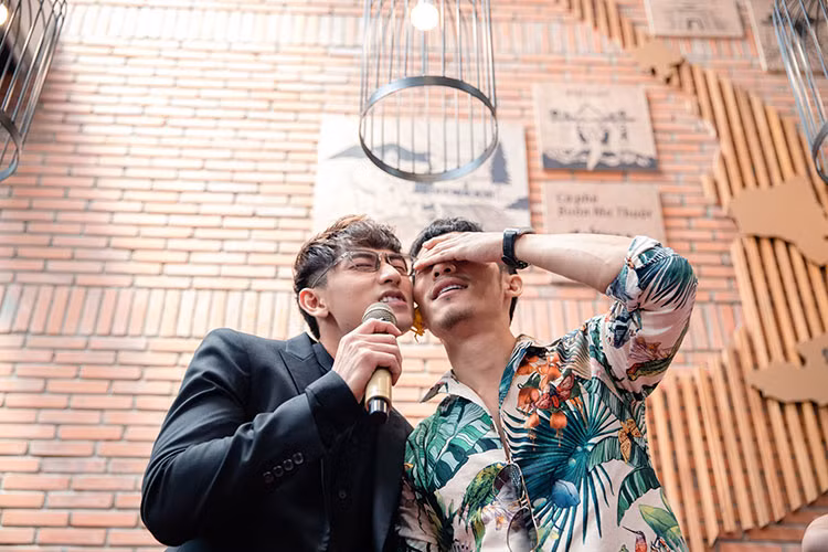 Trong một buổi giao lưu mới đây, Isaac thừa nhận nhân vật của anh có sự rung động với Dũng "Thiên lôi". Ảnh: Saostar