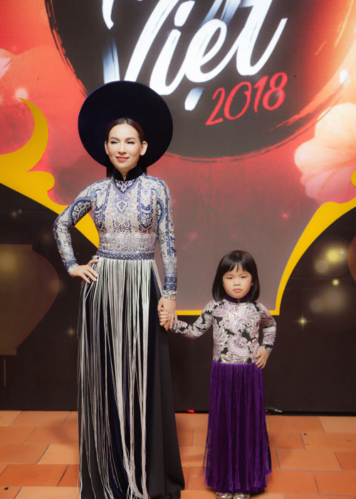 Giọng ca "Bông điên điển" từng cho biết mong muốn của cô là một người phụ nữ tự lập, không cần phải phụ thuộc vào ai .“Đã từ lâu mình quen với vai trò là phụ nữ nhưng cũng là đàn ông trong nhà. Sống trong tình yêu thương của con gái ruột Wendy, 21 người con nuôi và cả khán giả hâm mộ, Phi Nhung không còn cảm thấy cô đơn để dựa vào bất kỳ người đàn ông nào”, Phi Nhung chia sẻ.