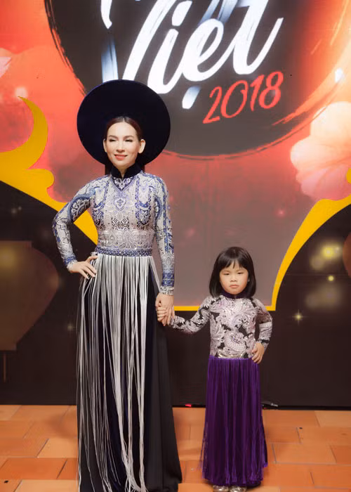 Giọng ca "Bông điên điển" từng cho biết mong muốn của cô là một người phụ nữ tự lập, không cần phải phụ thuộc vào ai .“Đã từ lâu mình quen với vai trò là phụ nữ nhưng cũng là đàn ông trong nhà. Sống trong tình yêu thương của con gái ruột Wendy, 21 người con nuôi và cả khán giả hâm mộ, Phi Nhung không còn cảm thấy cô đơn để dựa vào bất kỳ người đàn ông nào”, Phi Nhung chia sẻ.