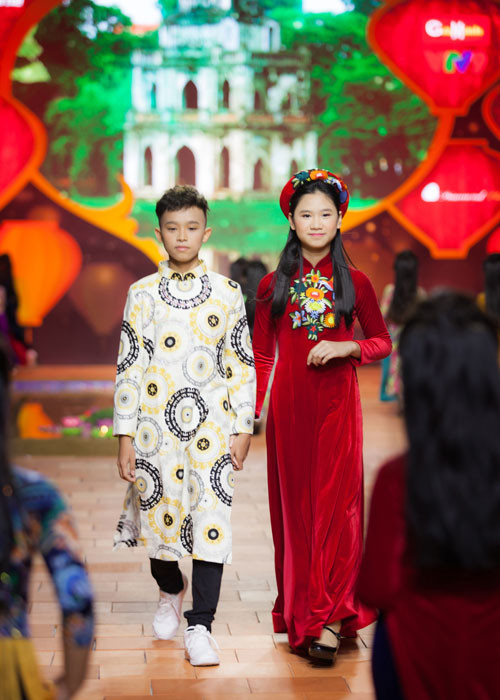 Hình ảnh Hồ Văn Cường catwalk cùng bé Nguyễn Hồng Uyên.