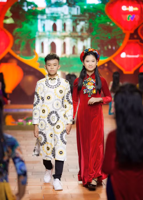 Hình ảnh Hồ Văn Cường catwalk cùng bé Nguyễn Hồng Uyên.