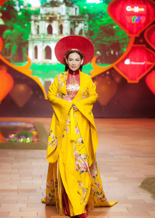 Nữ ca sĩ Phi Nhung cũng tự tin trình diễn thời trang trong chương trình.