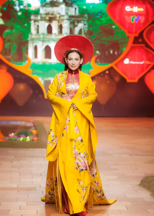 Nữ ca sĩ Phi Nhung cũng tự tin trình diễn thời trang trong chương trình.