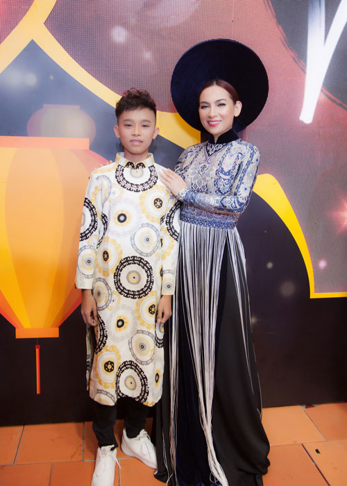 Ho Van Cuong cung me nuoi Phi Nhung tu tin trinh dien thoi trang